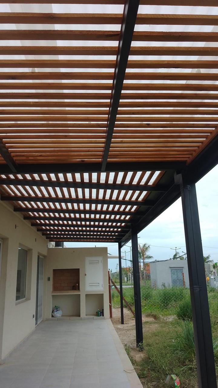 herreria pergolas de hierro y madera
